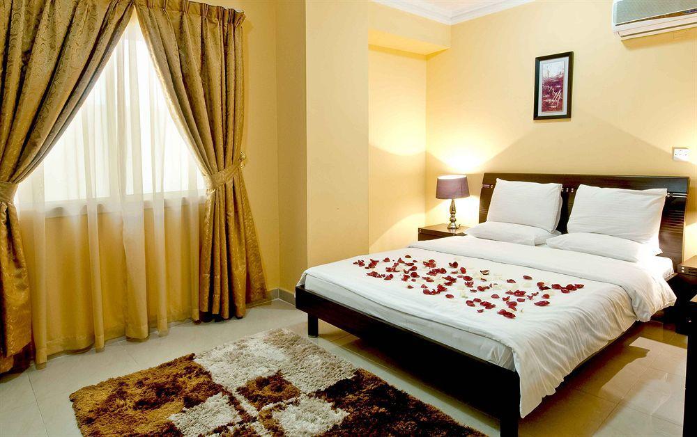 La Villa Palace Hotel Доха Екстериор снимка