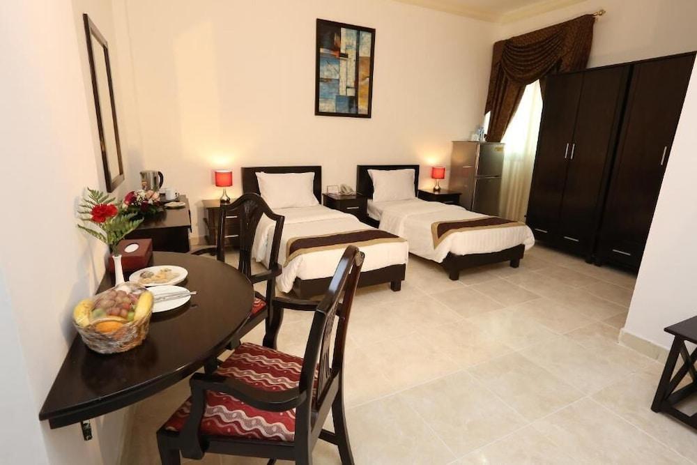 La Villa Palace Hotel Доха Екстериор снимка