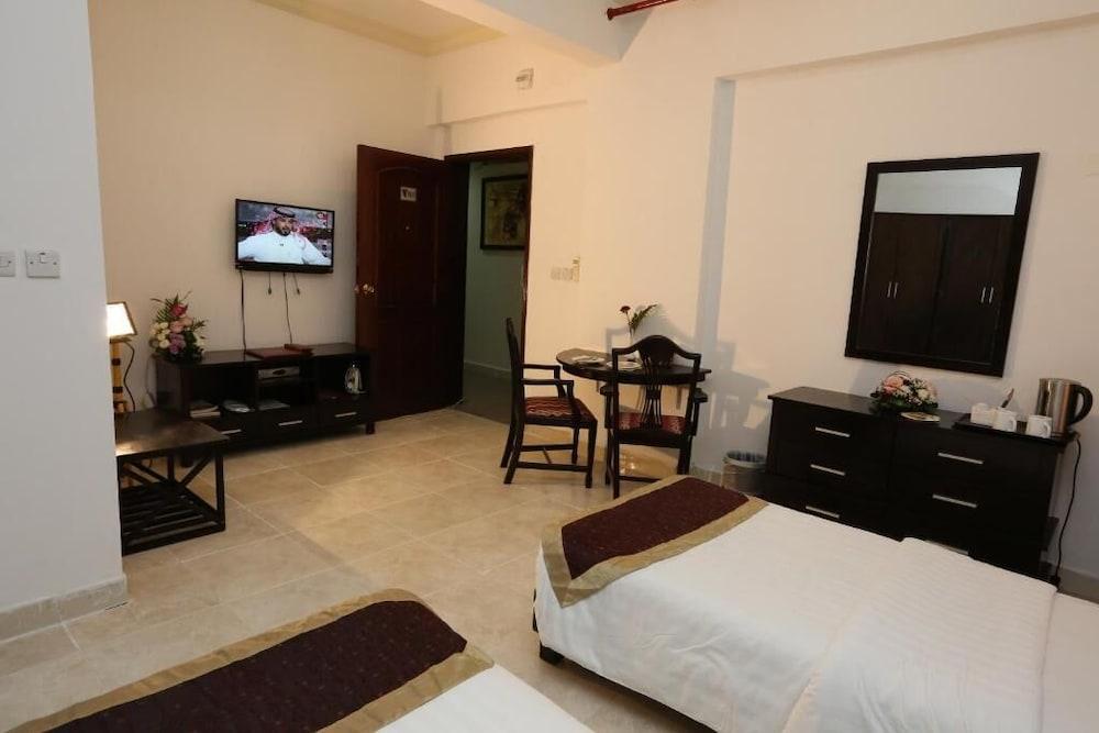 La Villa Palace Hotel Доха Екстериор снимка