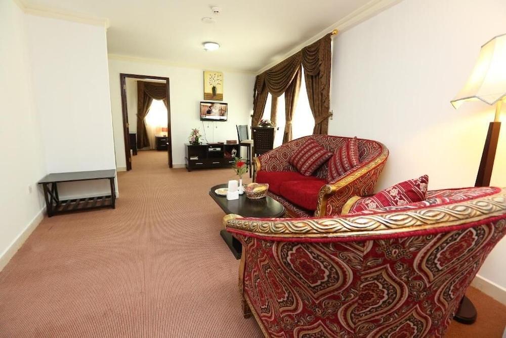 La Villa Palace Hotel Доха Екстериор снимка