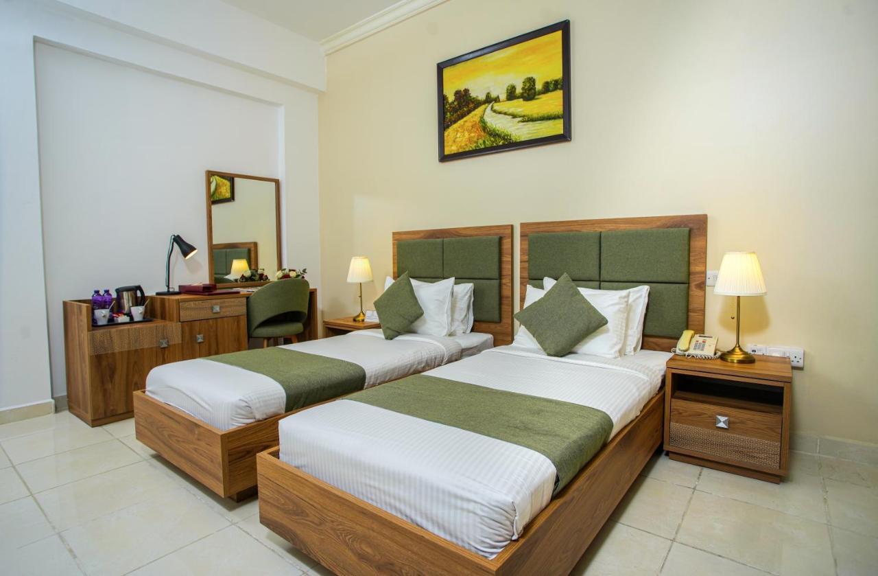 La Villa Palace Hotel Доха Екстериор снимка