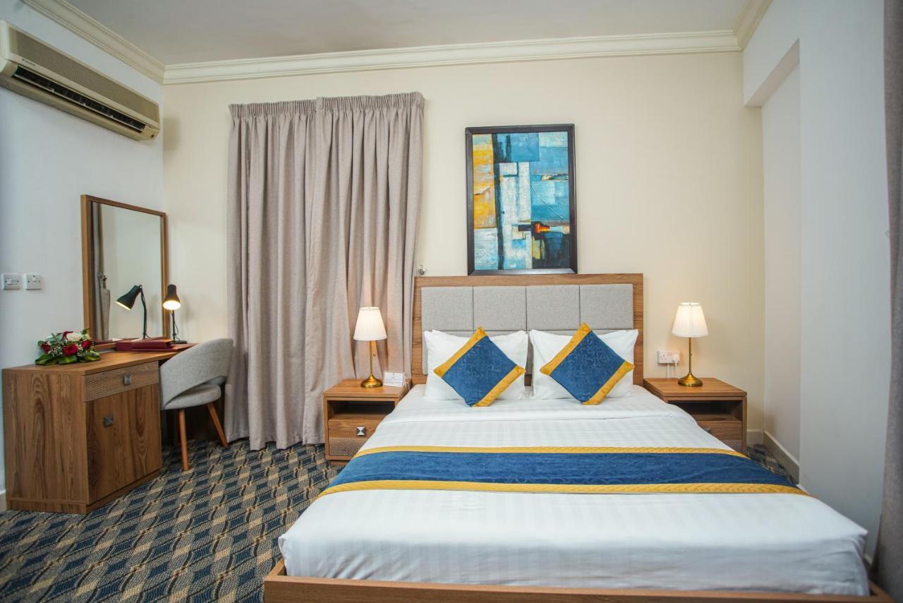 La Villa Palace Hotel Доха Екстериор снимка