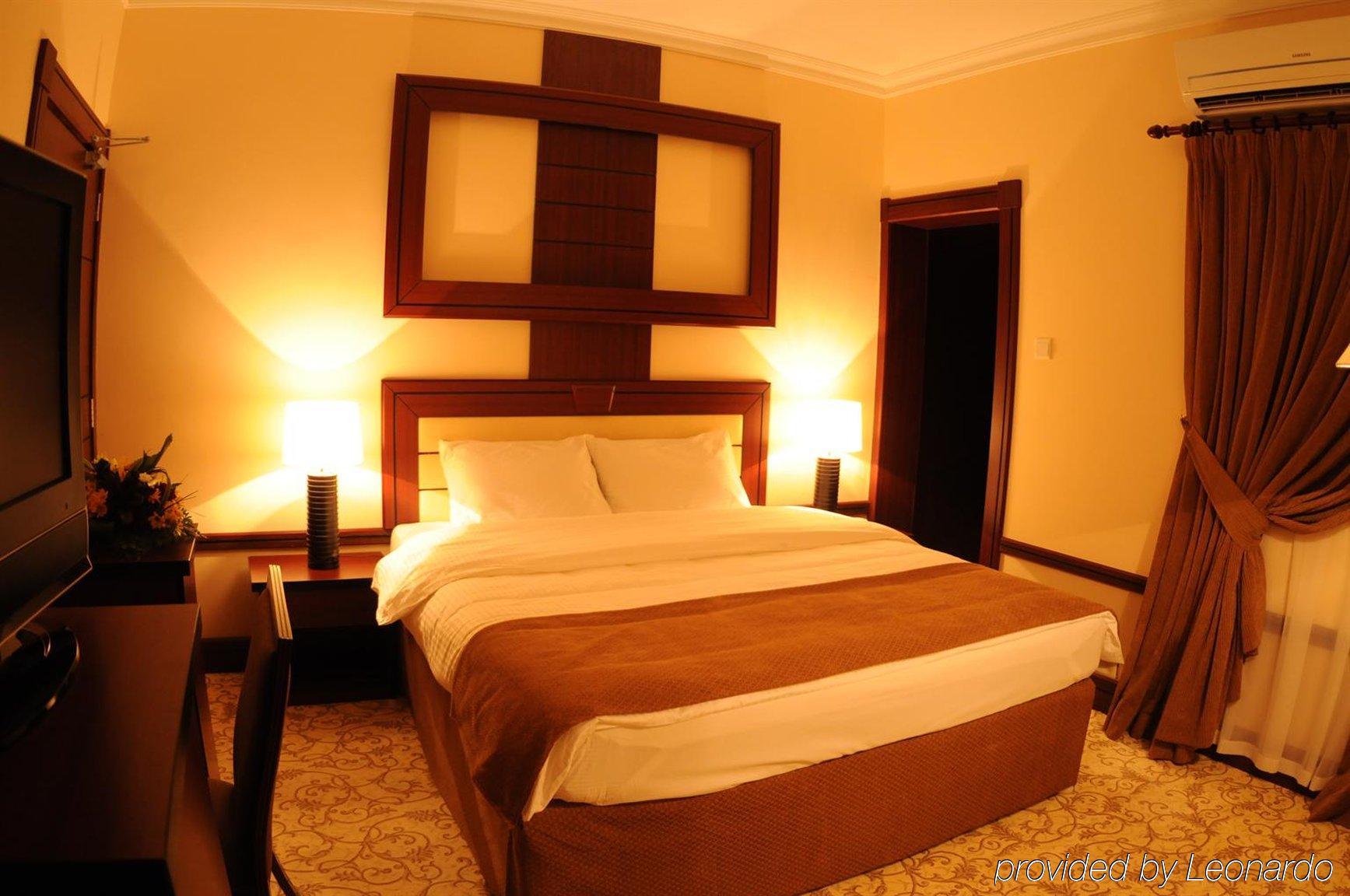 La Villa Palace Hotel Доха Екстериор снимка