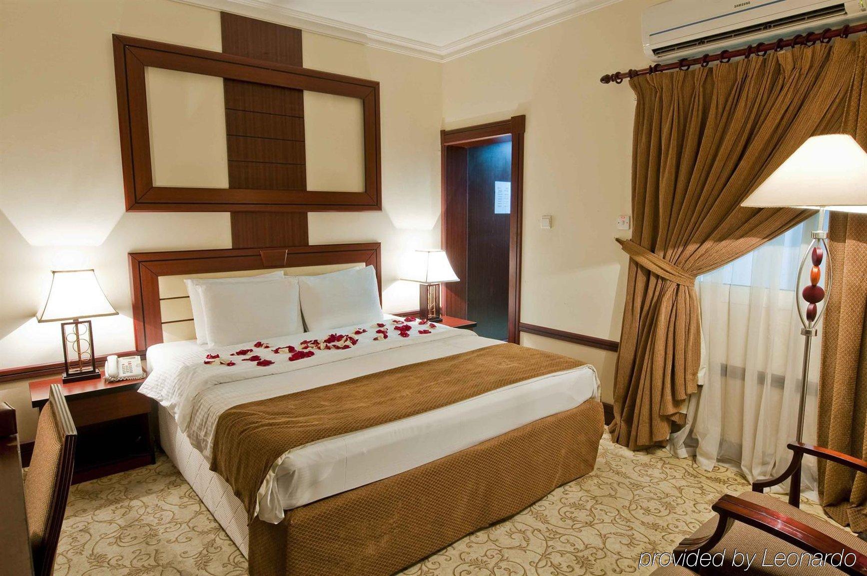 La Villa Palace Hotel Доха Стая снимка
