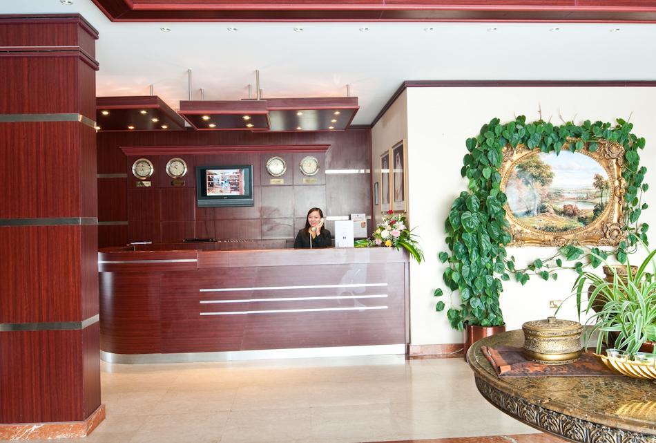 La Villa Palace Hotel Доха Екстериор снимка